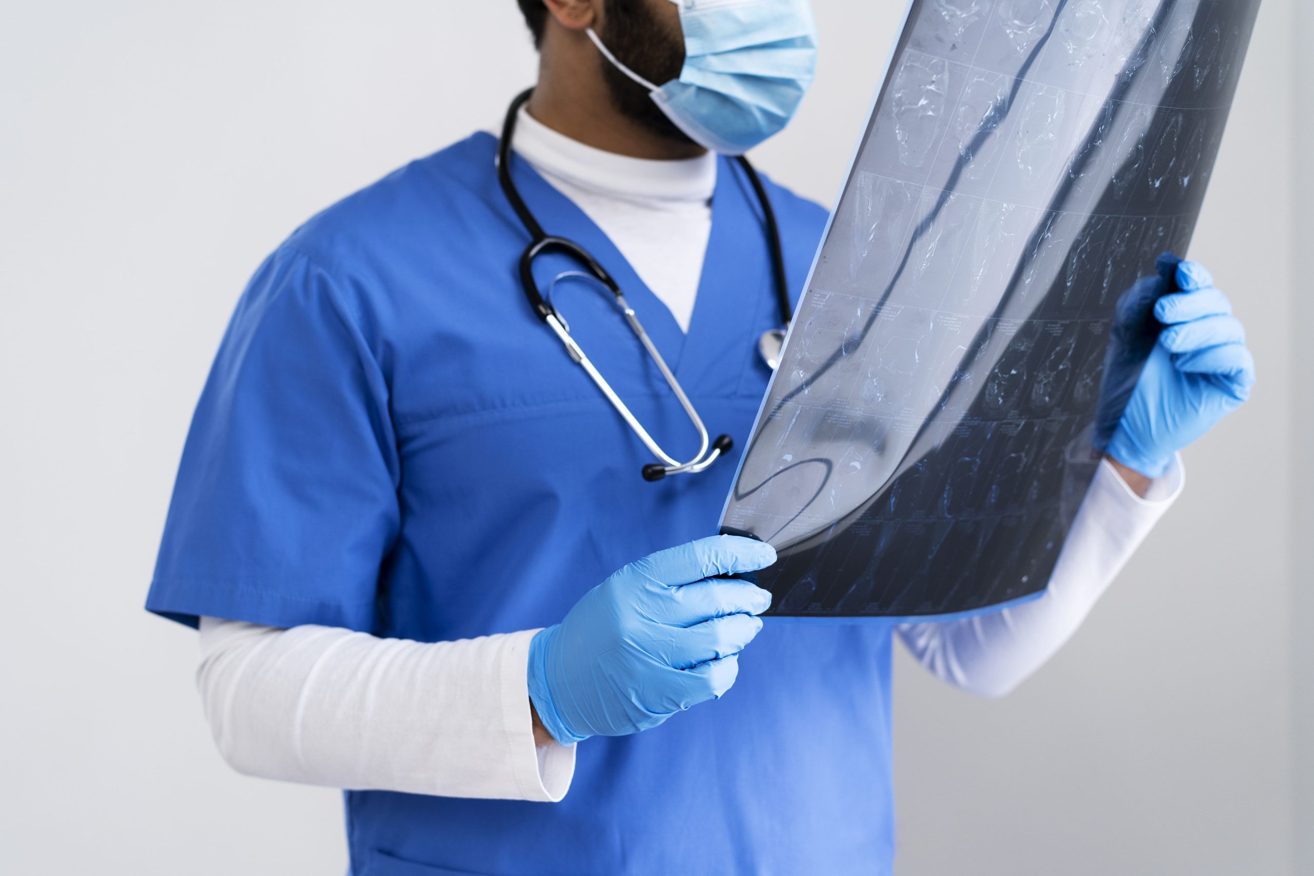 enfermera-de-vista-lateral-mirando-radiografia-min
